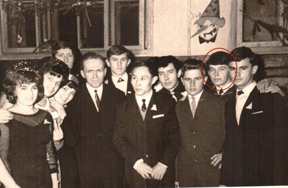 Дедушка Буркин В.В. с деканом Клейном Б.Б. и своей группой физиков Д