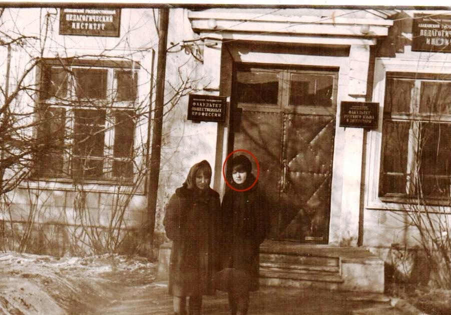 Бабушка Буркина Е.В. у центрального входа в Литературный факультет